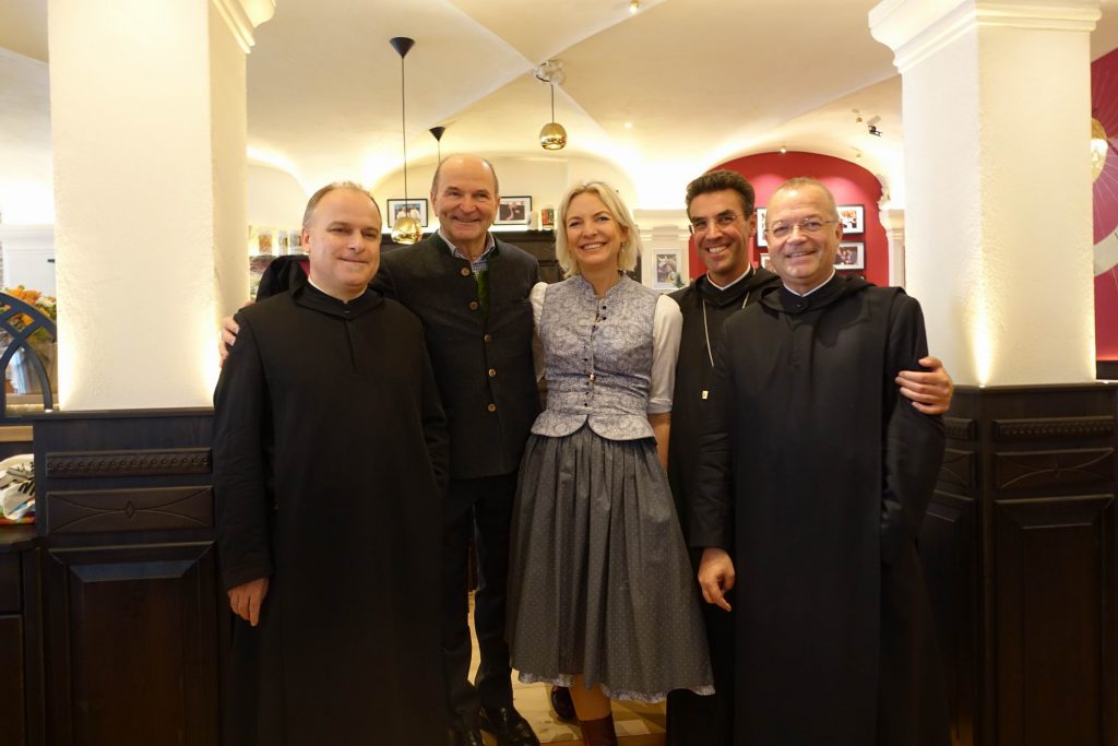 Froh, dass der Andechser am Dom wieder geöffnet hat: Pater Valentin Ziegler, Sepp Krätz, Tina Krätz, Abt Johannes Eckert und Frater Emmanuel Rotter (v.l.n.r.).